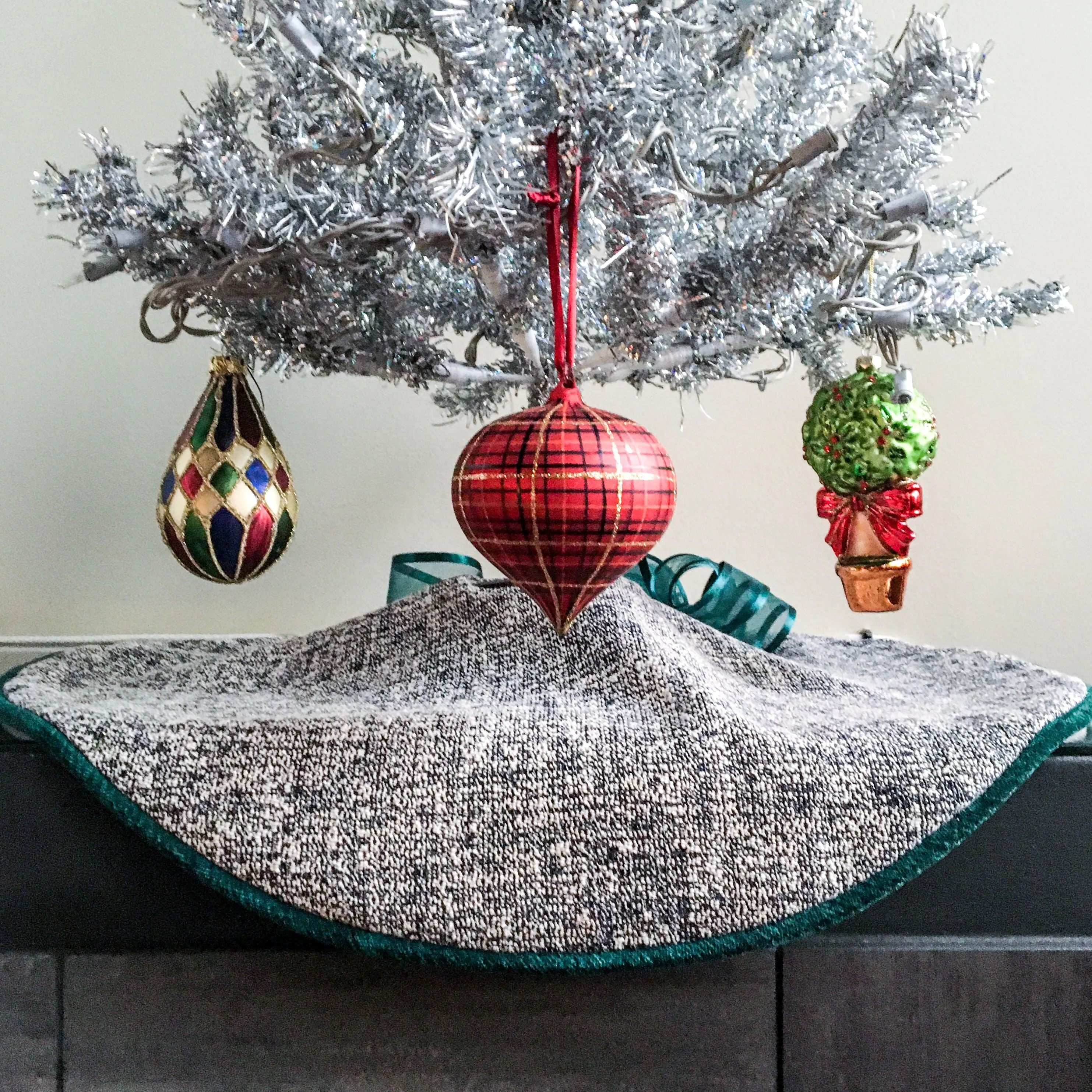 24" Retro/MCM Navy Blue, Beige and Green Tabletop Christmas Tree Skirt | Reversible