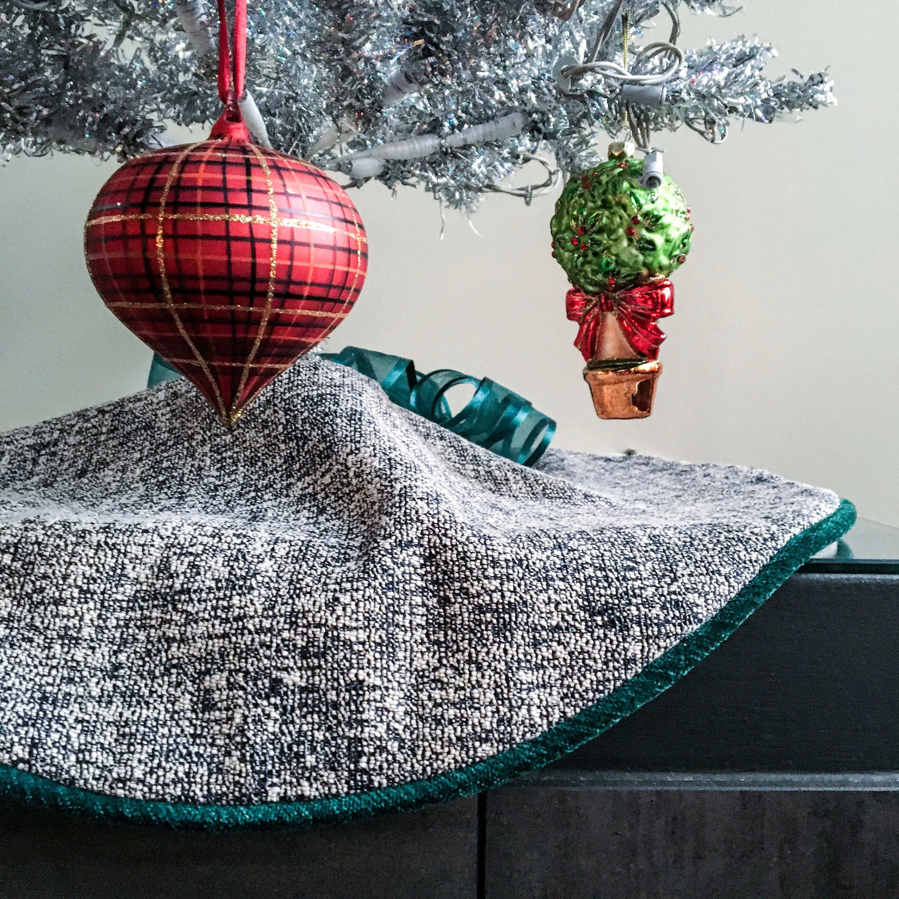 24" Retro/MCM Navy Blue, Beige and Green Tabletop Christmas Tree Skirt | Reversible