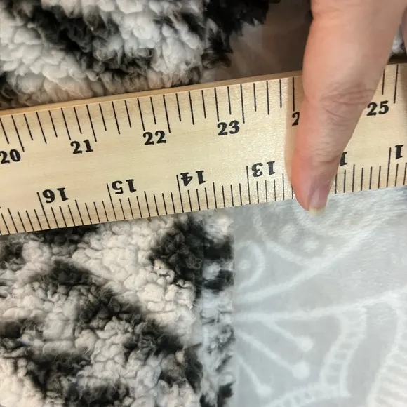 ROYCE M OVERSIZED AZTEC FLEECE TOO CUTE EUC WHITE GRAY LOVE MEDIUM