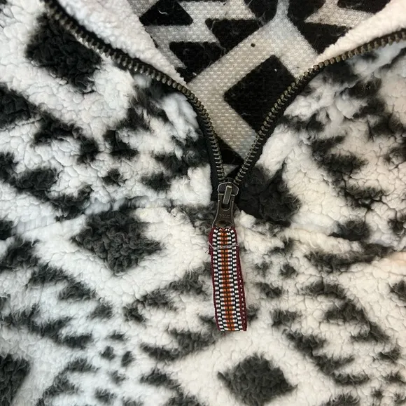 ROYCE M OVERSIZED AZTEC FLEECE TOO CUTE EUC WHITE GRAY LOVE MEDIUM