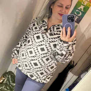 ROYCE M OVERSIZED AZTEC FLEECE TOO CUTE EUC WHITE GRAY LOVE MEDIUM