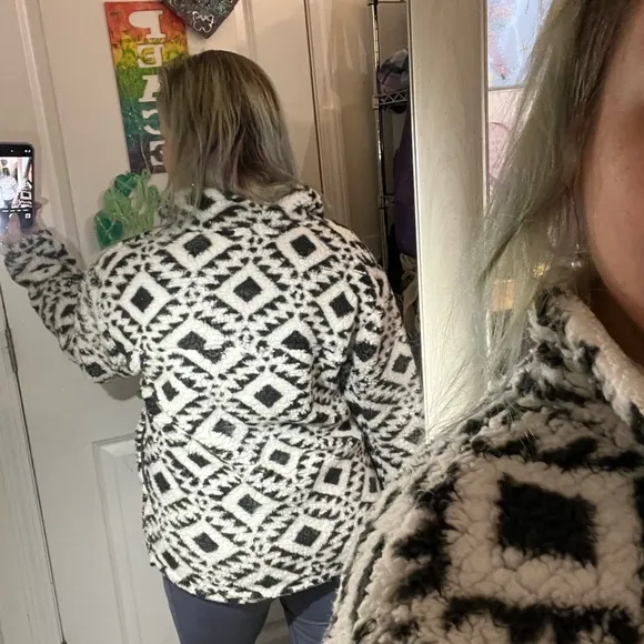 ROYCE M OVERSIZED AZTEC FLEECE TOO CUTE EUC WHITE GRAY LOVE MEDIUM