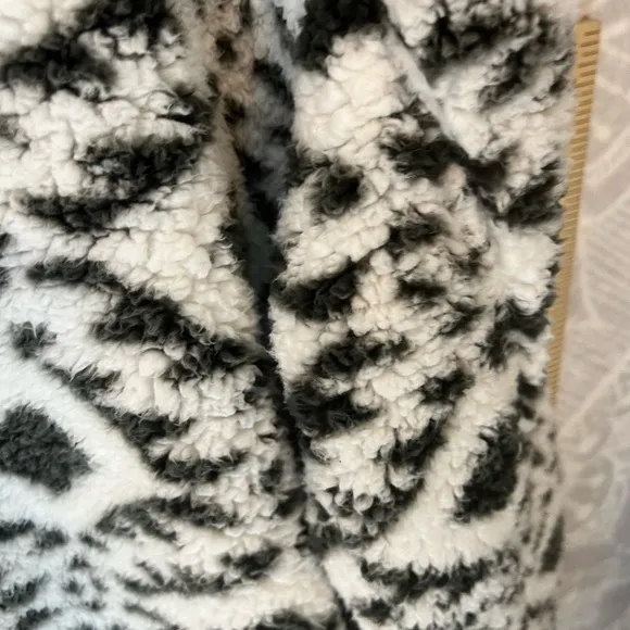 ROYCE M OVERSIZED AZTEC FLEECE TOO CUTE EUC WHITE GRAY LOVE MEDIUM