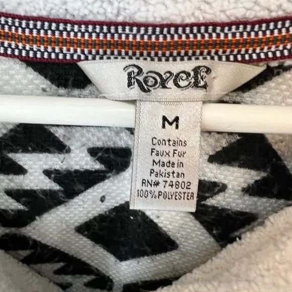 ROYCE M OVERSIZED AZTEC FLEECE TOO CUTE EUC WHITE GRAY LOVE MEDIUM