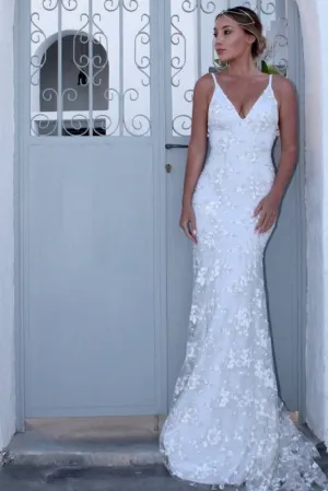 White Spaghetti Strap V Neck Mermaid Sexy Backless Lace Prom Dress